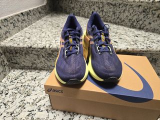 Asics Novablast 5 Talla 42 - regalo calcetin tecni