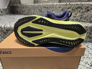 Asics Novablast 5 Talla 42 - regalo calcetin tecni