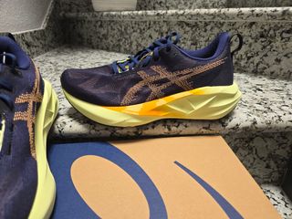 Asics Novablast 5 Talla 42 - regalo calcetin tecni