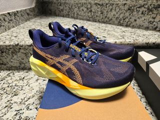 Asics Novablast 5 Talla 42 - regalo calcetin tecni