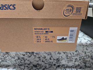Asics Novablast 5 Talla 42 - regalo calcetin tecni