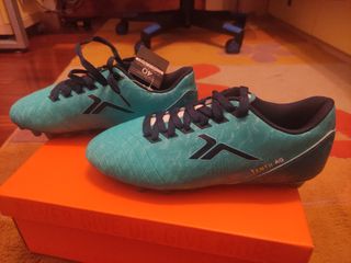 Botas de fútbol Talla 40 Nuevas.
Precio negociable