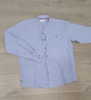 Camisa azul de manga larga con estampado
