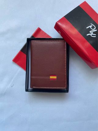 Cartera de piel marrón con bandera