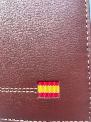 Cartera de piel marrón con bandera