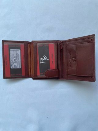 Cartera de piel marrón con bandera