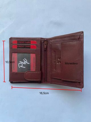 Cartera de piel marrón con bandera