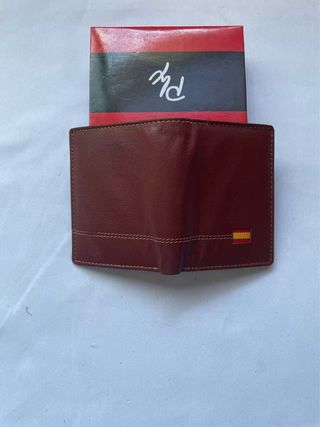 Cartera de piel marrón con bandera