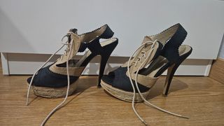 Sandalias de tacón beige y negro.