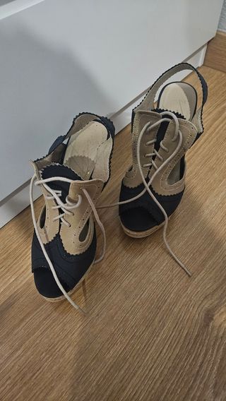 Sandalias de tacón beige y negro.
