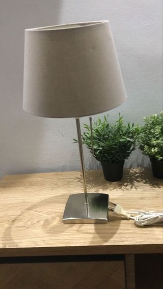 Lámpara de mesa beige y plateada