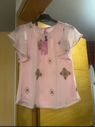 Blusa rosa con estampado floral