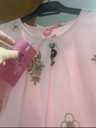 Blusa rosa con estampado floral
