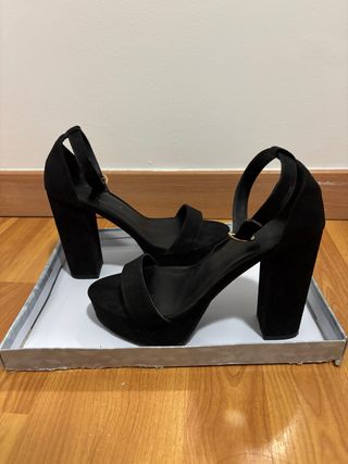 Sandalias de ante negro con tacón