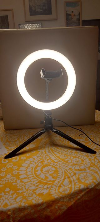 Trípode para móvil con aro de luz. Carga USB