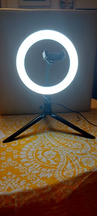Trípode para móvil con aro de luz. Carga USB