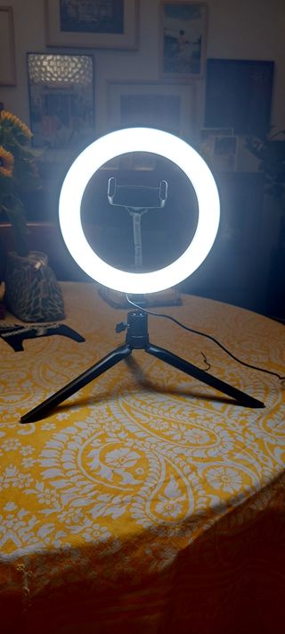 Trípode para móvil con aro de luz. Carga USB