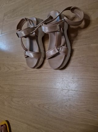 Sandalias Beige y Doradas
