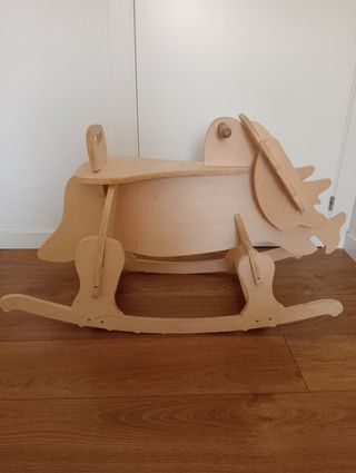Mecedora de madera para niños