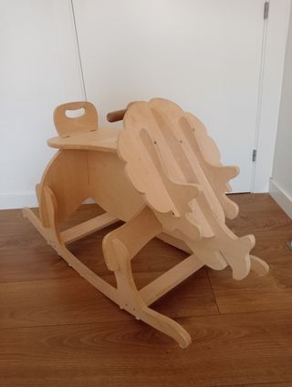 Mecedora de madera para niños