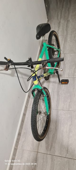 Bicicleta infantil verde y amarilla