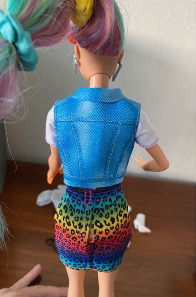 Barbie arcoíris con accesorios