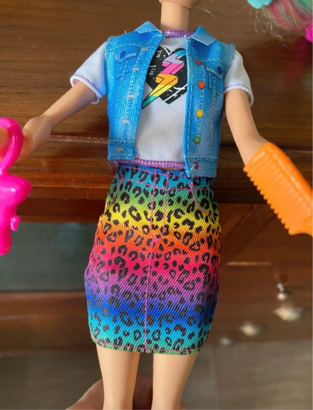 Barbie arcoíris con accesorios