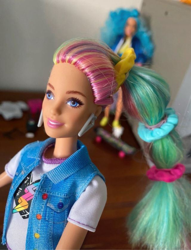 Barbie arcoíris con accesorios