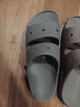 Sandalias Crocs T42 . Color beige, ver última foto