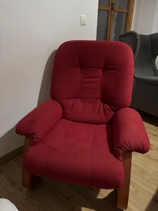 Sillón rojo de tela y madera