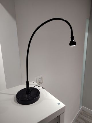 Lámpara de mesa flexo negra de metal