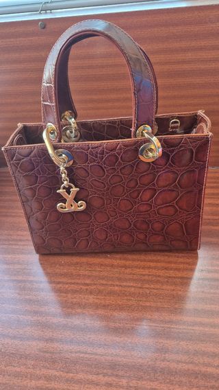 Bolso de mano piel marrón con detalle dorado