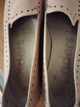 Mocasines Wonders Beige.Tacon forrado de unos dos 
