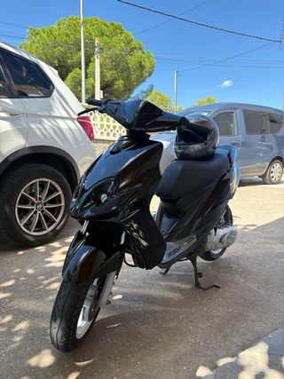 jog rr Moto negra con casco