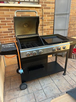 Barbacoa con Plancha Negra y Plateada