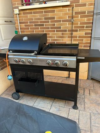 Barbacoa con Plancha Negra y Plateada
