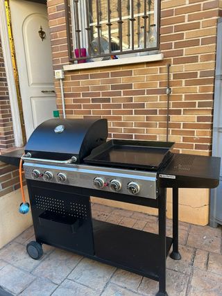 Barbacoa con Plancha Negra y Plateada