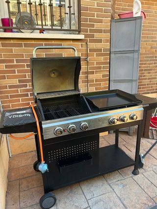 Barbacoa con Plancha Negra y Plateada
