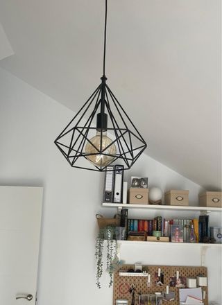 Lámpara colgante geométrica negra.