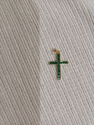 Cruz de oro con esmeraldas