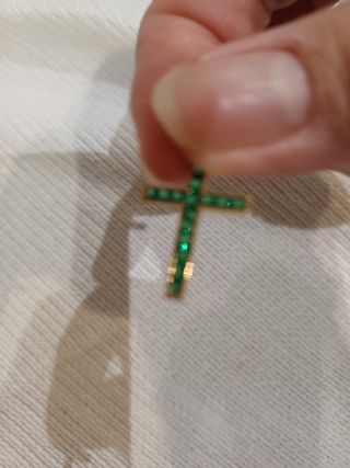 Cruz de oro con esmeraldas
