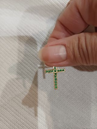 Cruz de oro con esmeraldas