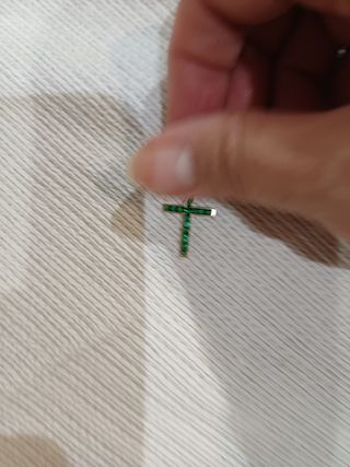 Cruz de oro con esmeraldas