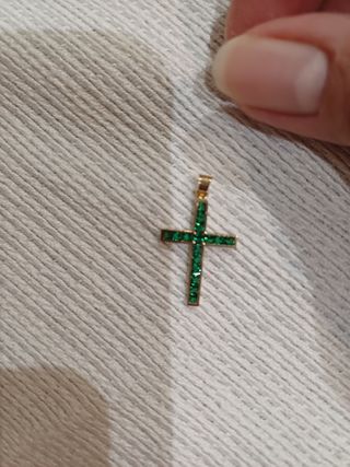 Cruz de oro con esmeraldas