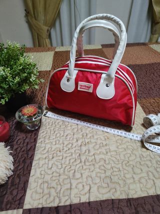 Bolso deportivo rojo.