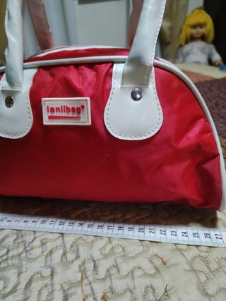 Bolso deportivo rojo.