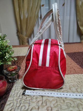 Bolso deportivo rojo.