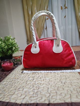 Bolso deportivo rojo.