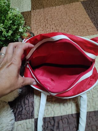 Bolso deportivo rojo.