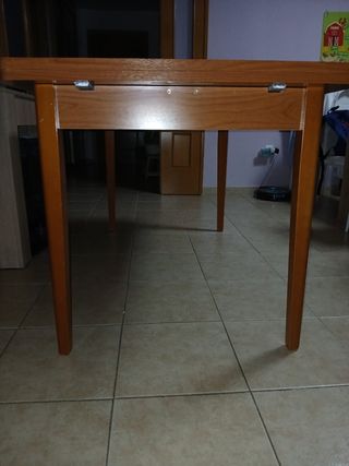 Mesa de salón de madera